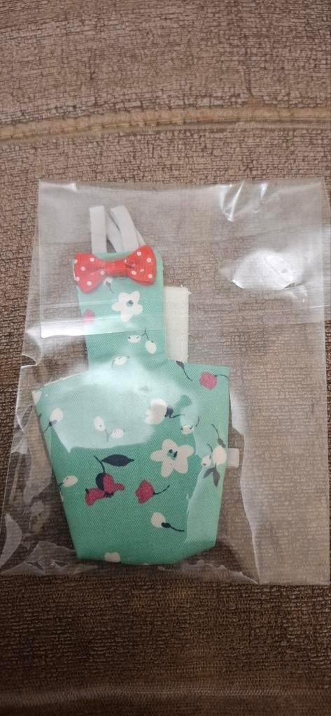 Vogelluiers , kleine vogels denk aan parkiet, enzo.