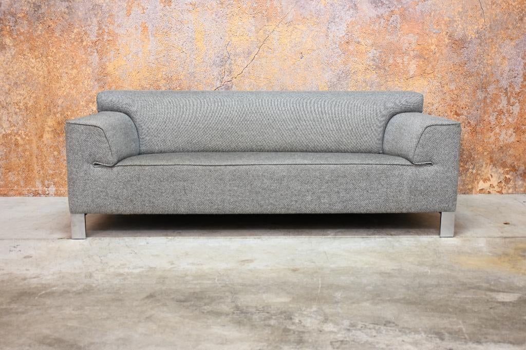 ZGANieuw! grijze stoffen Leolux Pode Edit designbank, Huis en Inrichting, Banken | Bankstellen, Leolux, Leolux, Driepersoons, 75 tot 100 cm