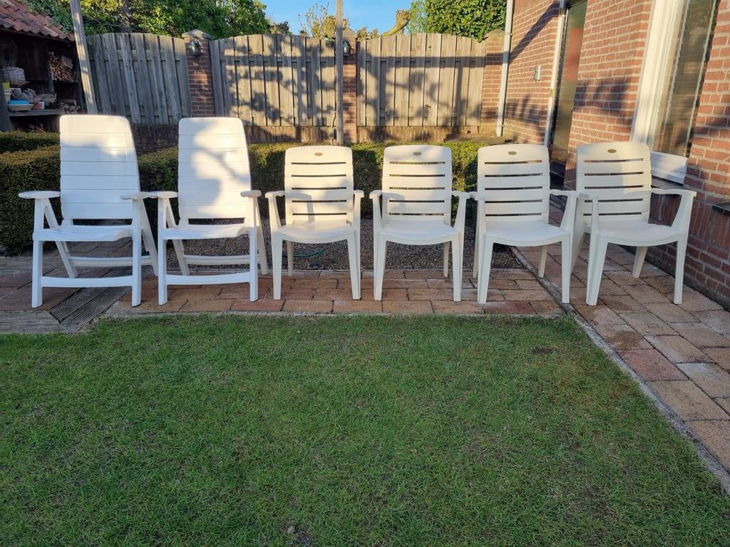 Set van 6 witte tuinstoelen, waarvan 2 verstelbaar, Ophalen, Zo goed als nieuw, Kunststof, Verstelbaar