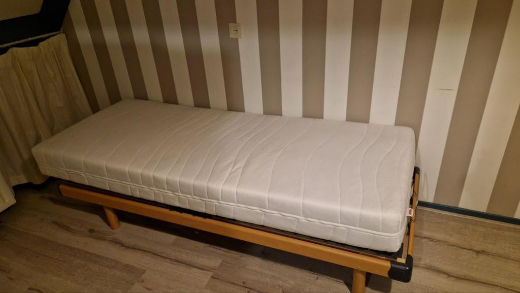 Bed 1 persoons met matras, Huis en Inrichting, Slaapkamer | Bedden, Ophalen, 90 cm, Eenpersoons, Bruin