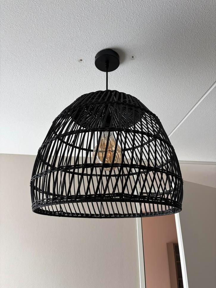 Zwarte rotan hanglamp - Karwei, Huis en Inrichting, Lampen | Hanglampen, Zo goed als nieuw, 50 tot 75 cm, Overige materialen, Ophalen