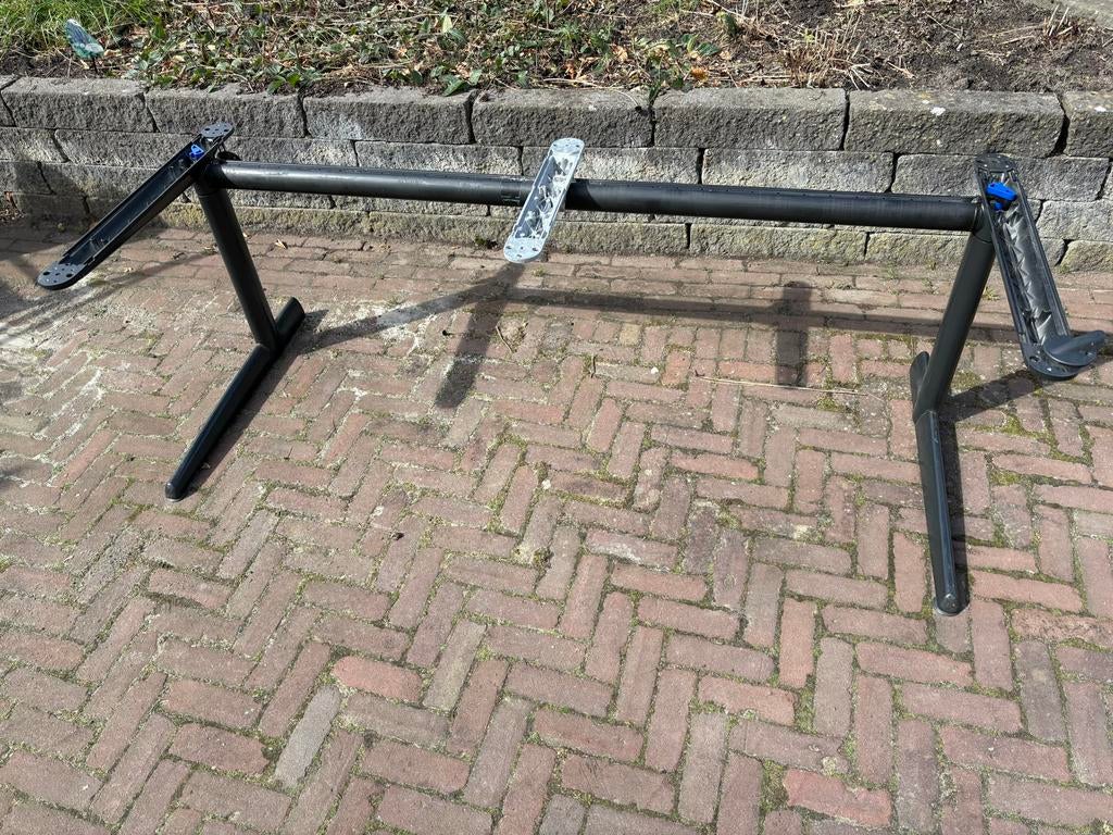 In hoogte verstelbaar onderstel voor bureau, Ophalen, Gebruikt, Bureau