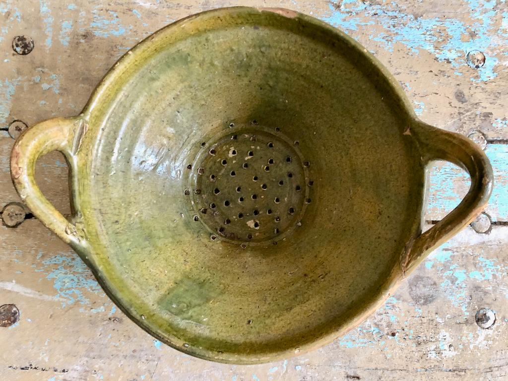 18de eeuws antiek aardewerken vergiet in koperglazuur, Ophalen of Verzenden