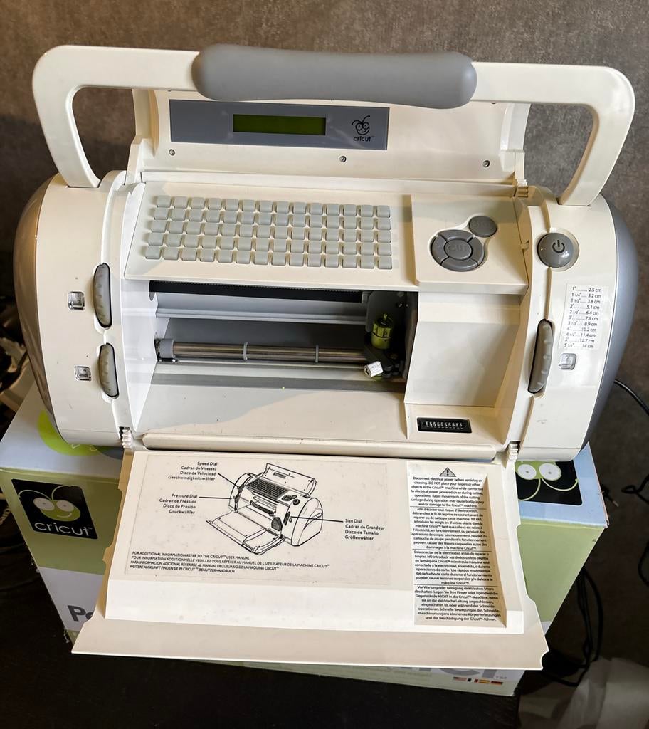 Cricut Personal Cutter, 10 Cartridges, 3 mesjes,8 snijmatten, Ophalen of Verzenden, Gebruikt, Cricut