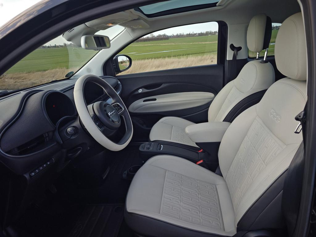 Fiat 500E La Prima 42 kWh | Luxe | Co Driver (bj 2022), Gebruikt, 4 stoelen, Zwart, Leder