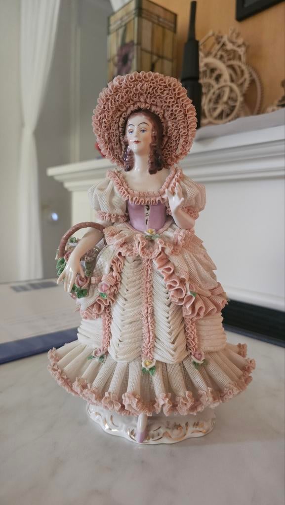 Antieke Dresden Porseleinen Figuur - Dame met Mand, Antiek en Kunst, Antiek | Porselein, Ophalen