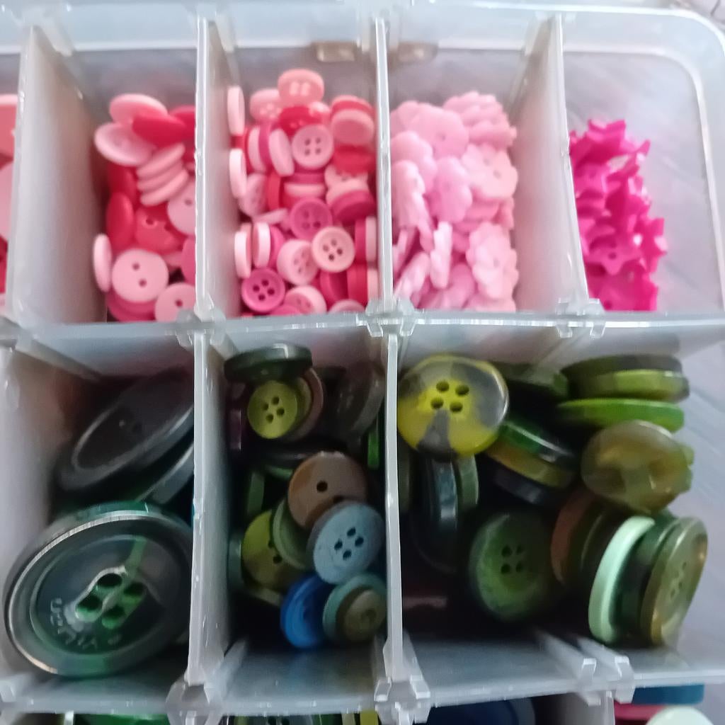 Opbergdoos met vele knopen in diverse kleuren en maten, Ophalen of Verzenden, Knoop of Knopen