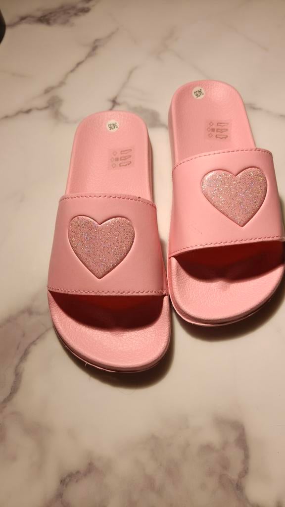 Roze slippers met glitterhartje, maat 34/35, Ophalen of Verzenden, Zo goed als nieuw, Roze