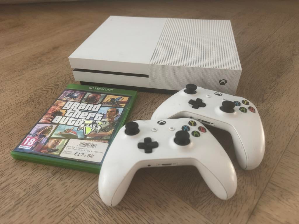 Xbox One S met 2 controllers en GTA V, Avontuur en Actie, Gebruikt, Vanaf 18 jaar, 2 spelers