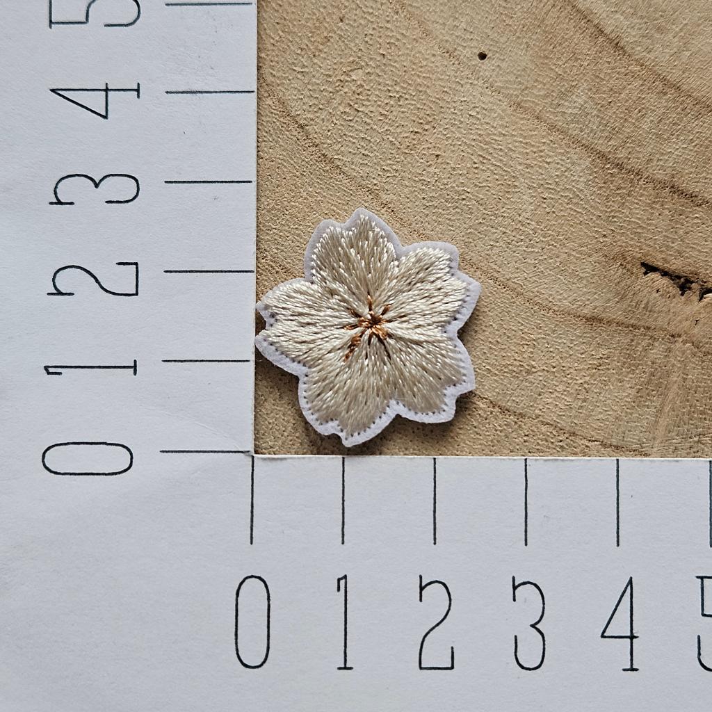 Strijk embleem applicatie Patch Witte bloem, D, Nieuw, Ophalen of Verzenden, D