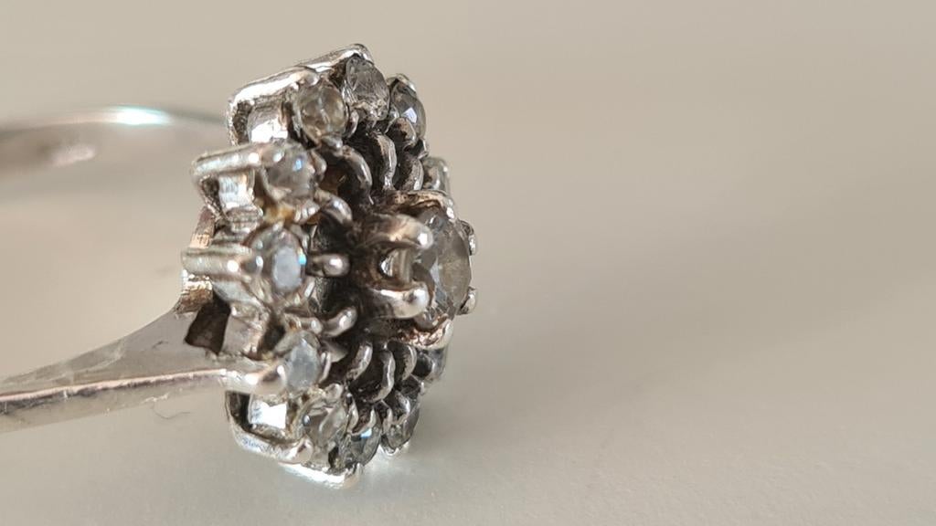 Oude zilveren ring met steentjes/ moissanite ?, Gebruikt, Ophalen of Verzenden, 17 tot 18, Dame