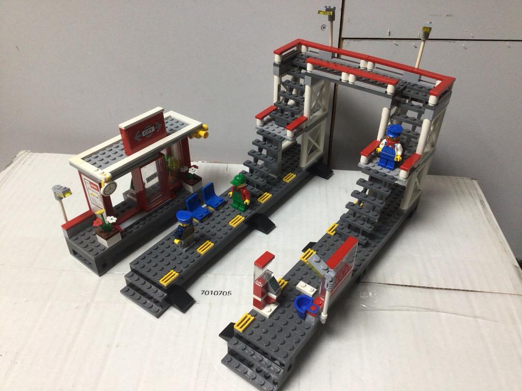 Lego City treinstation met perron en overloop, Inclusief minifiguren, Lego, Ophalen of Verzenden, Complete set