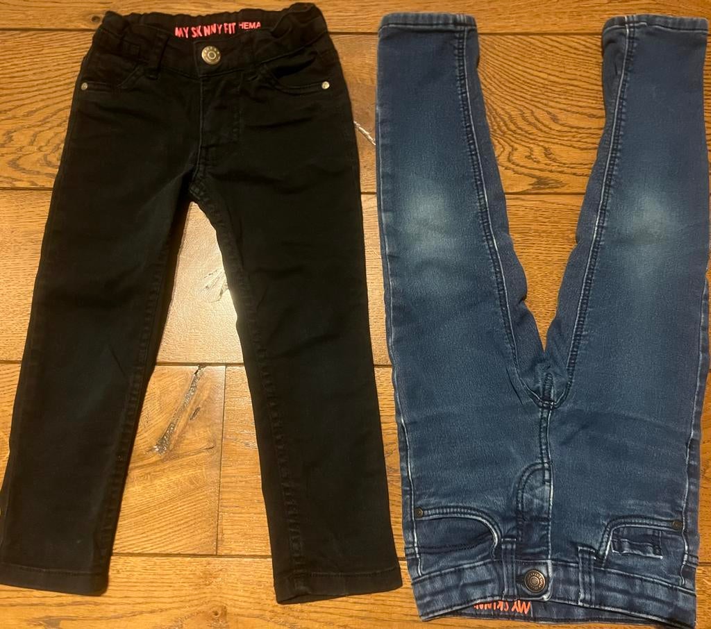 HEMA Kinderbroeken: Zwarte Skinny Fit & Blauwe Jeans, Kinderen en Baby's, Kinderkleding | Maat 104, Ophalen of Verzenden, Zo goed als nieuw