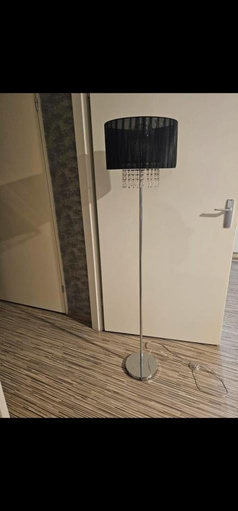 Elegante zwarte vloerlamp met kristallen details, Huis en Inrichting, Ophalen of Verzenden, Zo goed als nieuw, Stof, Modern, Glamour