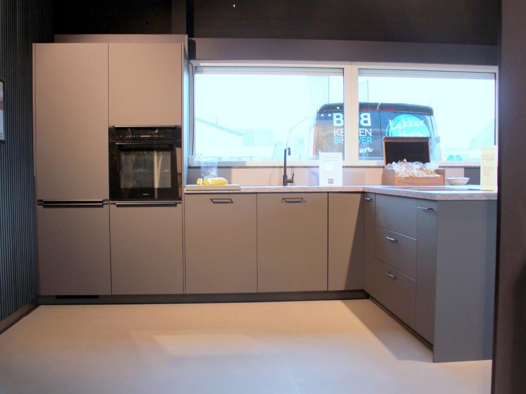 JO43 Moderne hoekkeuken met eiland en luxe afwerking, Ophalen, Zwart, Nobilia-Werke J. Stickling GmbH & Co. KG, Nieuw