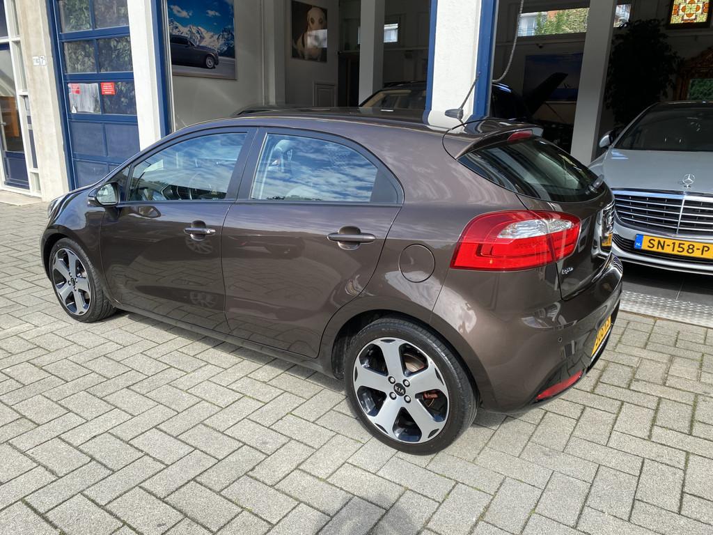 Kia Rio 1.4 CVVT Plus Pack AUTOMAAT/NAV/CLIMA/CAMERA/CRUISE, Auto's, Kia, Euro 5, 450 kg, Gebruikt, 4 cilinders