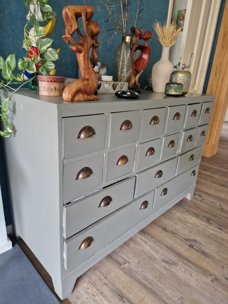 Grijze apothekerskast met 17 lades, Ophalen