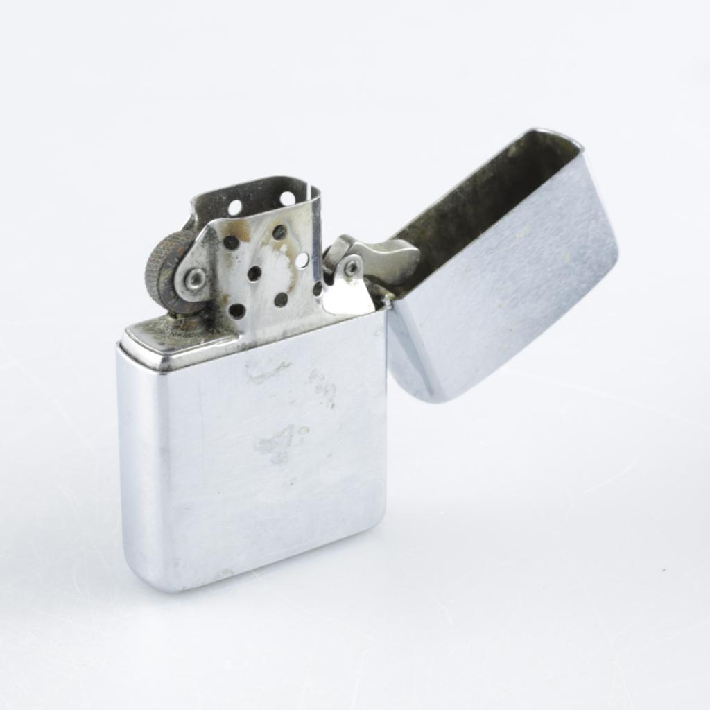 Zippo High Polish Chrome aansteker met hoes, Verzamelen, Flex Ltd., Gebruikt, https://flex.com/contact-us, Nobelstraat 10, 5807 GA Oostrum LB, Limburg, Nederland