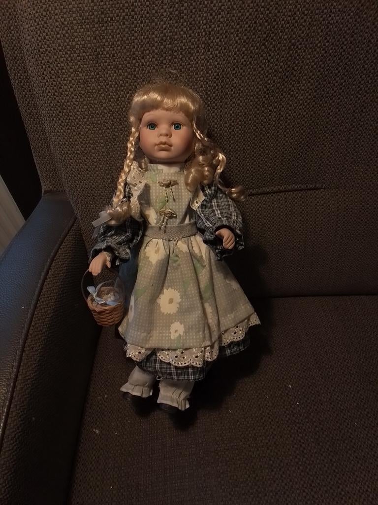 Vintage porseleinen pop met hoedje, Verzamelen, Poppen, Ophalen of Verzenden, Overige typen