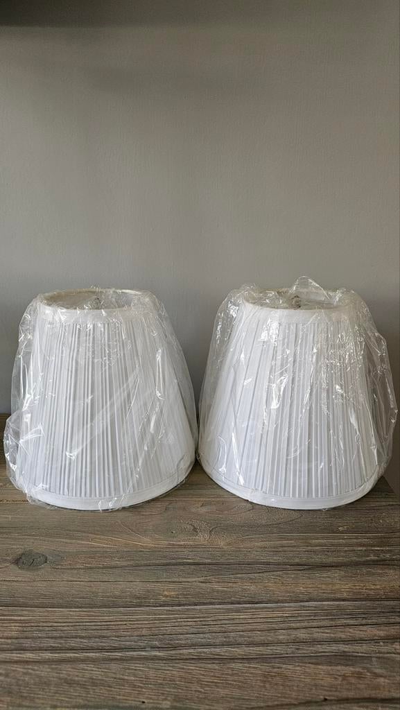 2x Nieuwe Witte Plissé Lampenkappen - Modern & Stijlvol, Huis en Inrichting, Lampen | Lampenkappen, Modern, Klassiek, Tijdloos