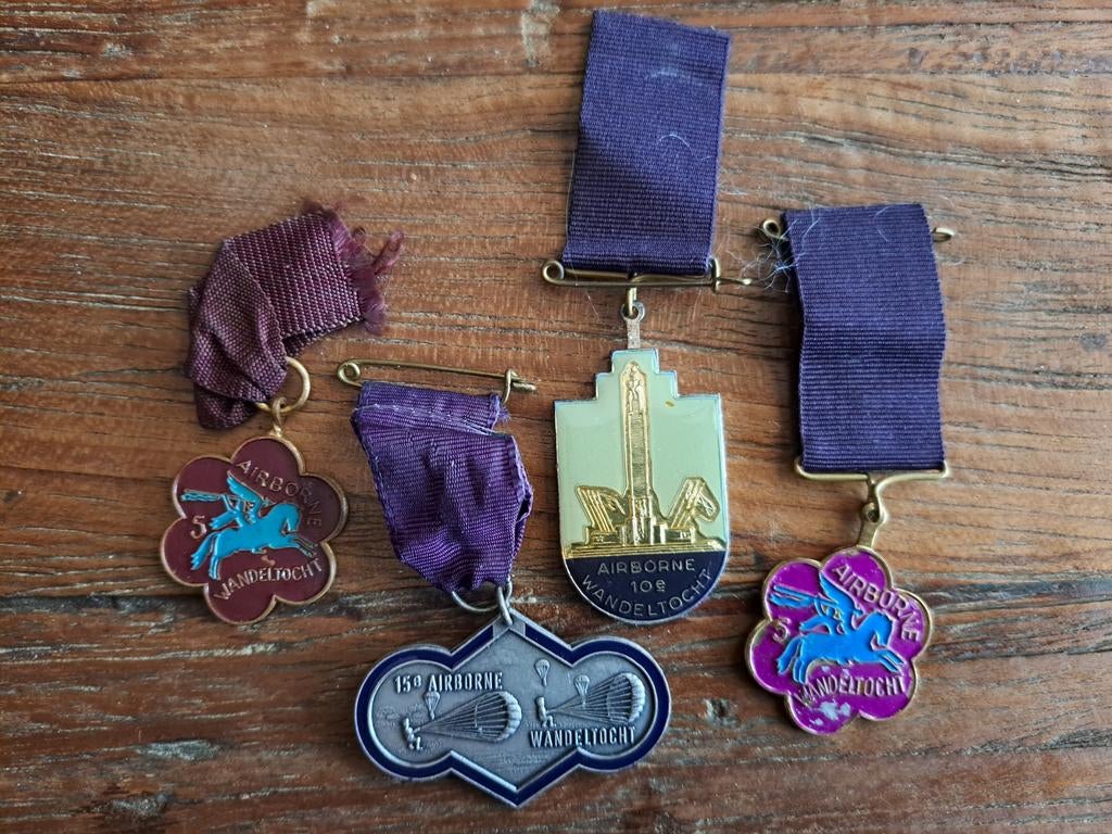 Vier Airborne wandeltocht medailles, Ophalen of Verzenden, Landmacht, Nederland, Lintje, Medaille of Wings