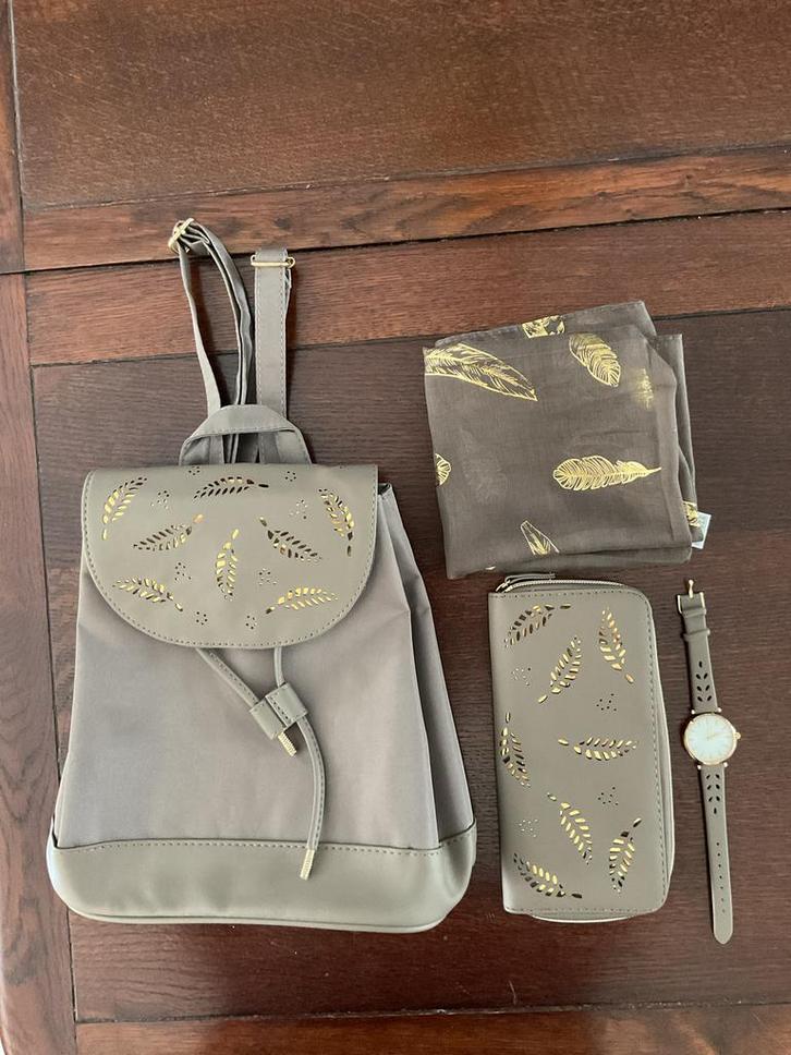 Nieuw dames rugtasje met accessoires, Sieraden, Tassen en Uiterlijk, Tassen | Rugtassen, Ophalen