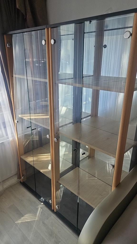 Moderne vitrinekast licht eiken met glazen deuren, Huis en Inrichting, Kasten | Vitrinekasten, Ophalen, Glas, Met deur(en), 50 tot 100 cm