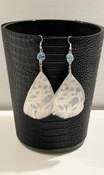 Oorbellen met witte pluimen met print en blauwe strass-steen, Overige materialen, Hangers, Wit, Nieuw