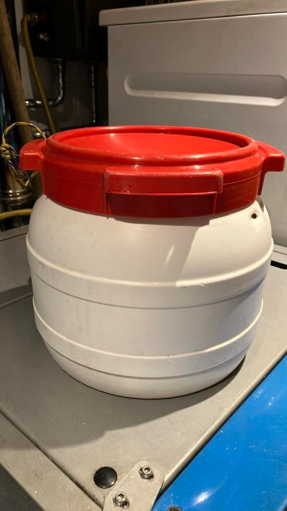 Kunststof wijdmondvat (10L) wit met rood deksel van Curtec, Ophalen, Zo goed als nieuw