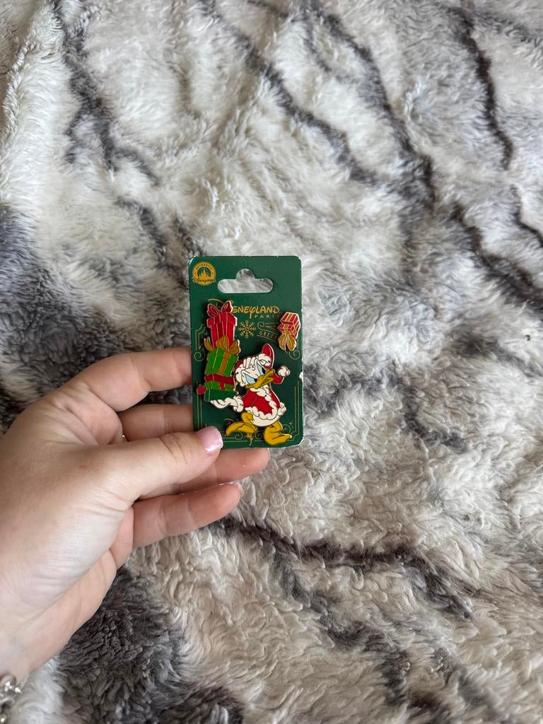 Donald Duck Kerst Pin Disneyland, Ophalen of Verzenden, Donald Duck, Nieuw, Overige typen
