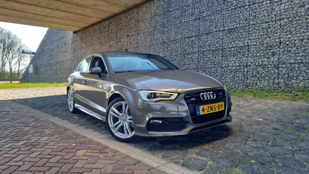 Audi A3 1.6 TDI 81KW Sedan 3x S -line 2015 Grijs, Auto's, Audi, Voorwielaandrijving, 4 cilinders, Leder en Stof, 26 km/l