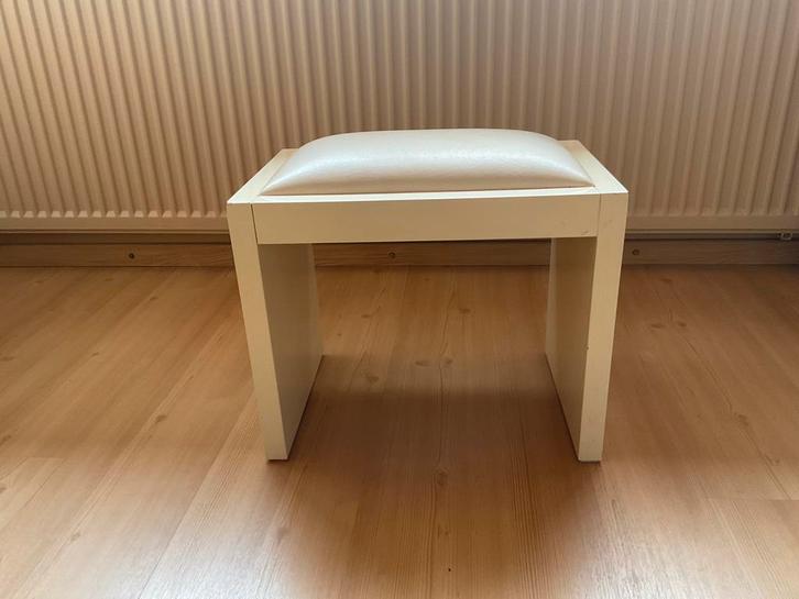 Beige Hockers met comfortabele zitting, Huis en Inrichting, Banken | Voetenbanken en Poefen, Gebruikt, Minder dan 50 cm, Rechthoekig