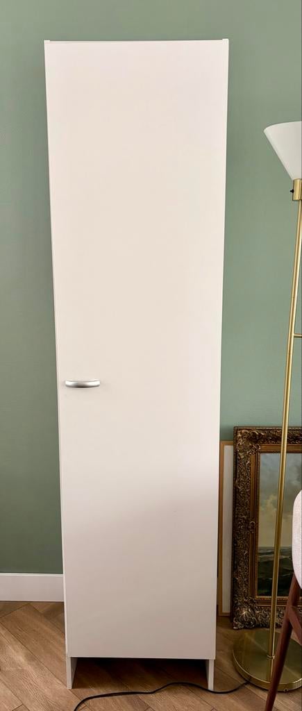 Gratis af te halen: Witte kast, Ophalen, Minder dan 50 cm, Gebruikt, 200 cm of meer