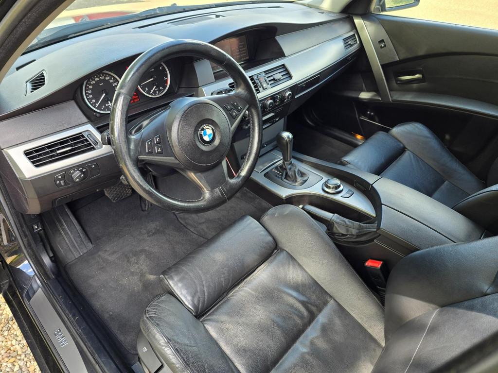 BMW 5-serie Touring 525d EXPORT, Auto's, BMW, Achterwielaandrijving, Gebruikt, 2000 kg, Zwart