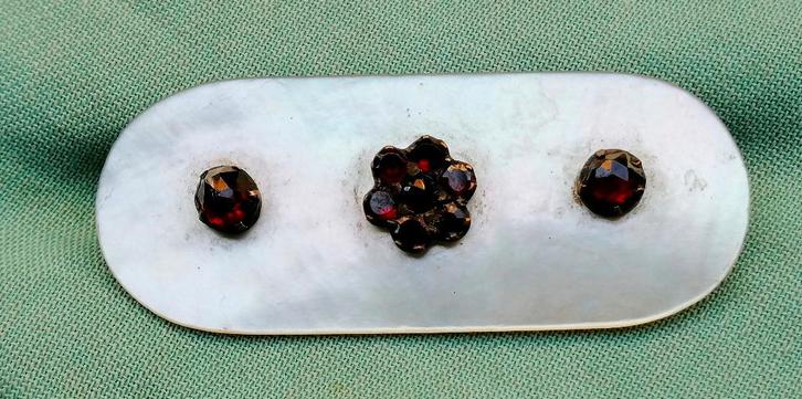 Antiek broche met parelmoer en wat granaatjes, Sieraden, Tassen en Uiterlijk, Antieke sieraden, Broche, Overige materialen, Ophalen of Verzenden