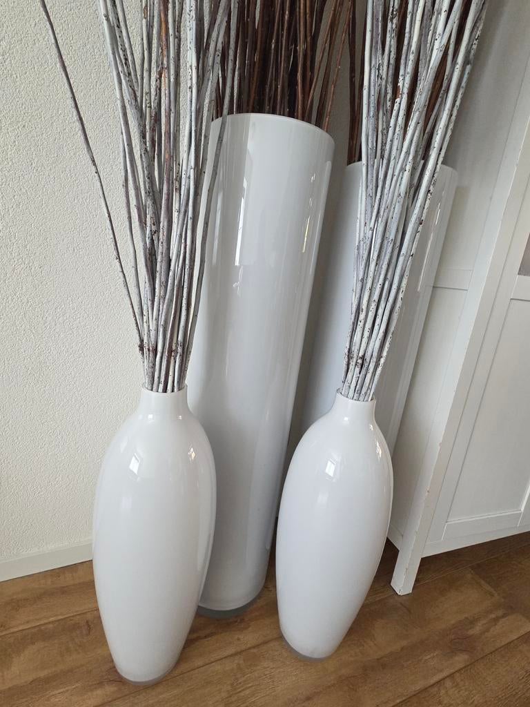 Witte vazen met takken, Ophalen