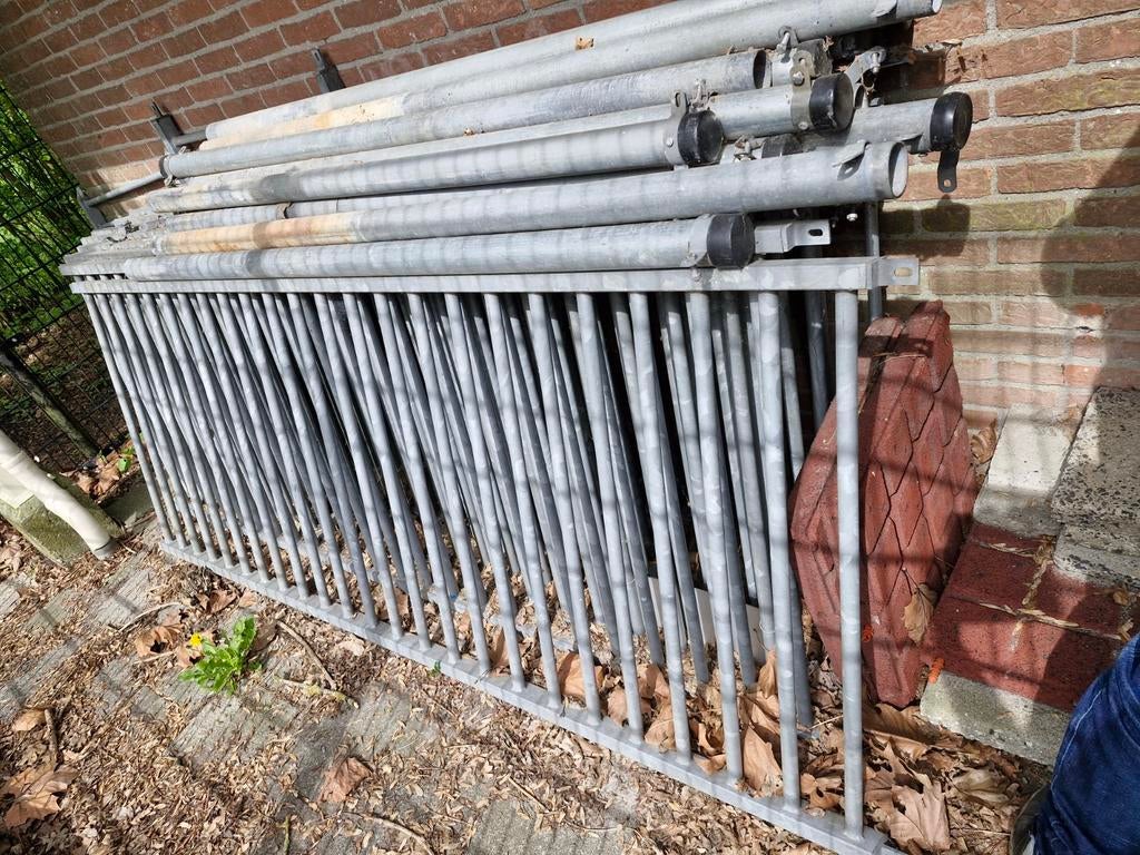 Gegalvaniseerd hekwerk met grondpalen - ca. 22 meter, Ophalen, Gebruikt, IJzer, Spijlenhekwerk