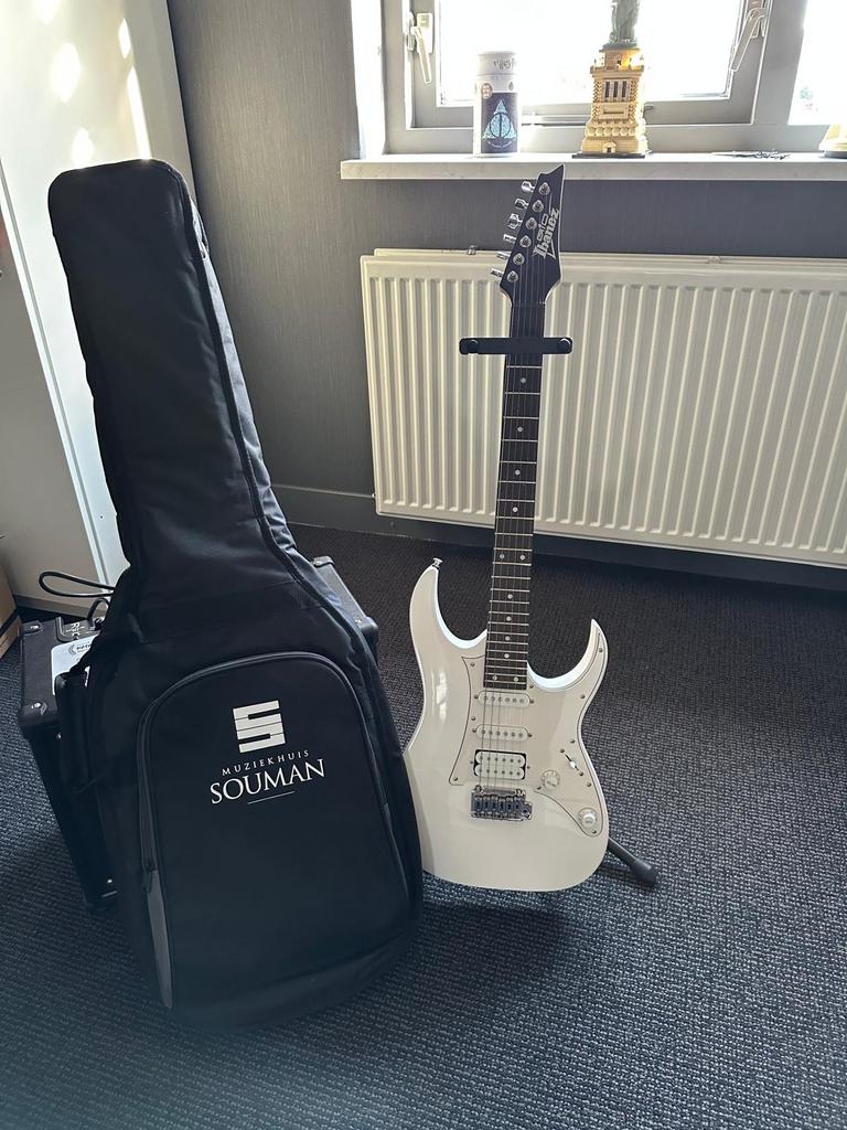 Ibanez GIO Elektrische Gitaar met Tas en Standaard, Muziek en Instrumenten, Snaarinstrumenten | Gitaren | Elektrisch, Ophalen