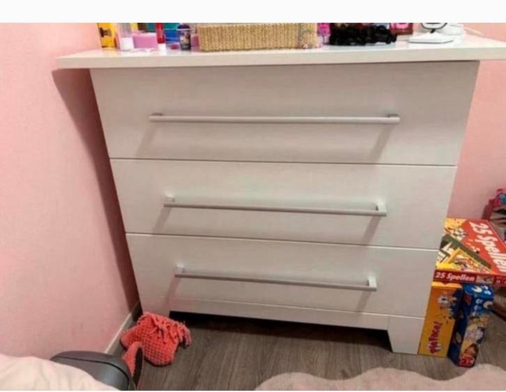 Baby bed met matras en Commode  zo goed als nieuw, Kinderen en Baby's, Kinderkamer | Commodes en Kasten, Ophalen, 50 tot 70 cm