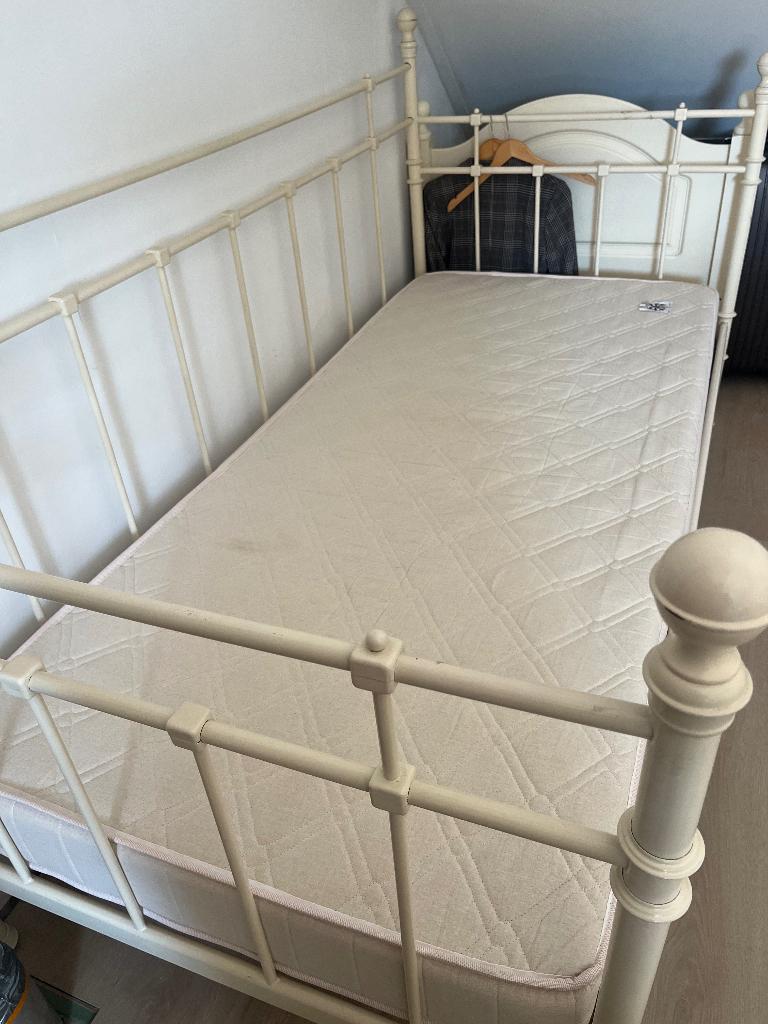 Mooi wit metalen spijlenbed met lattenbodem en matras, Ophalen, 90 cm, Eenpersoons, Wit