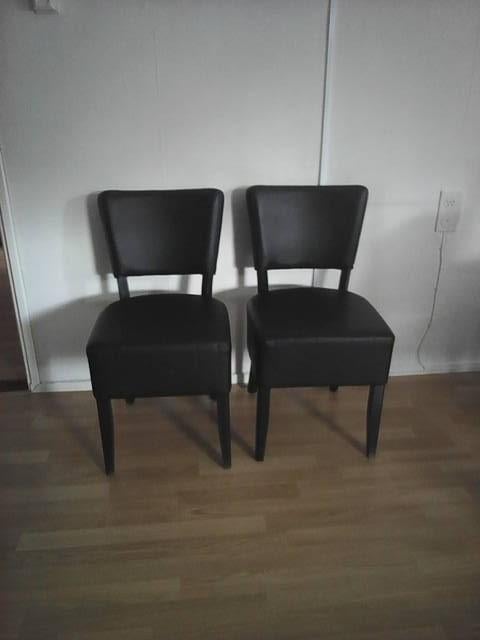 2 stoelen met  zwart lederen zitting en rugleuning. Samen 15, Huis en Inrichting, Stoelen, Ophalen, Gebruikt, Twee, Zwart
