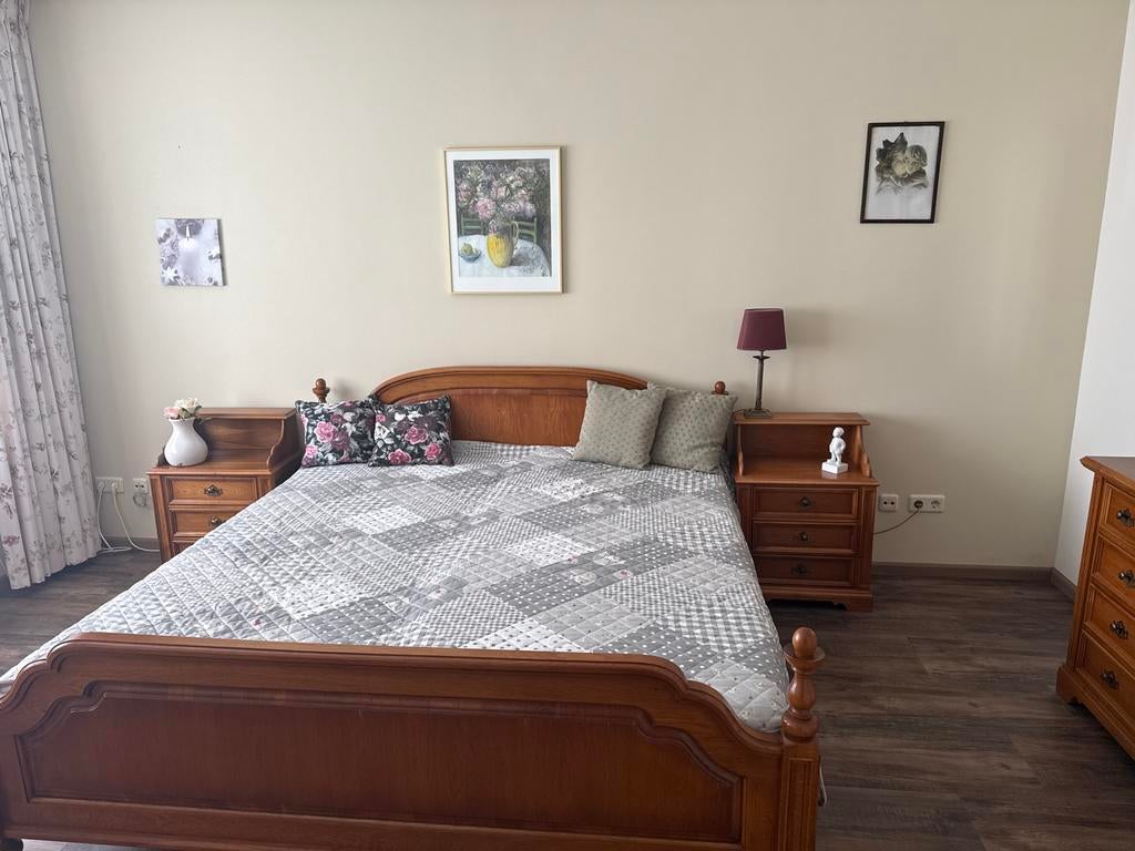 Complete slaapkamer: elektrisch verstelbaar bed, nachtkastje, Ophalen of Verzenden, Gebruikt, Tweepersoons