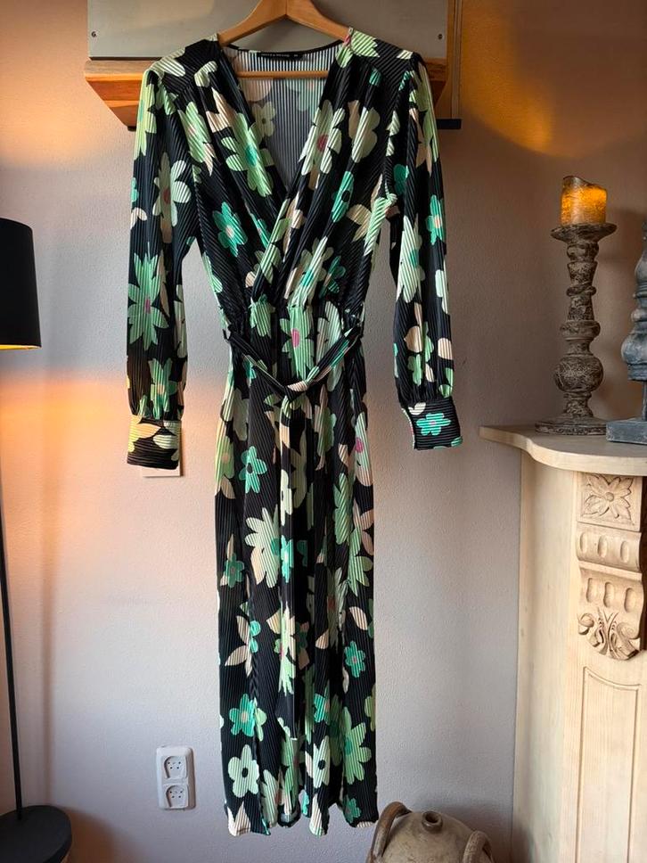 Toffe zwarte jurk van Guts & Gusto in maat XS, Kleding | Dames, Jurken, Zo goed als nieuw, Maat 34 (XS) of kleiner, Zwart, Onder de knie