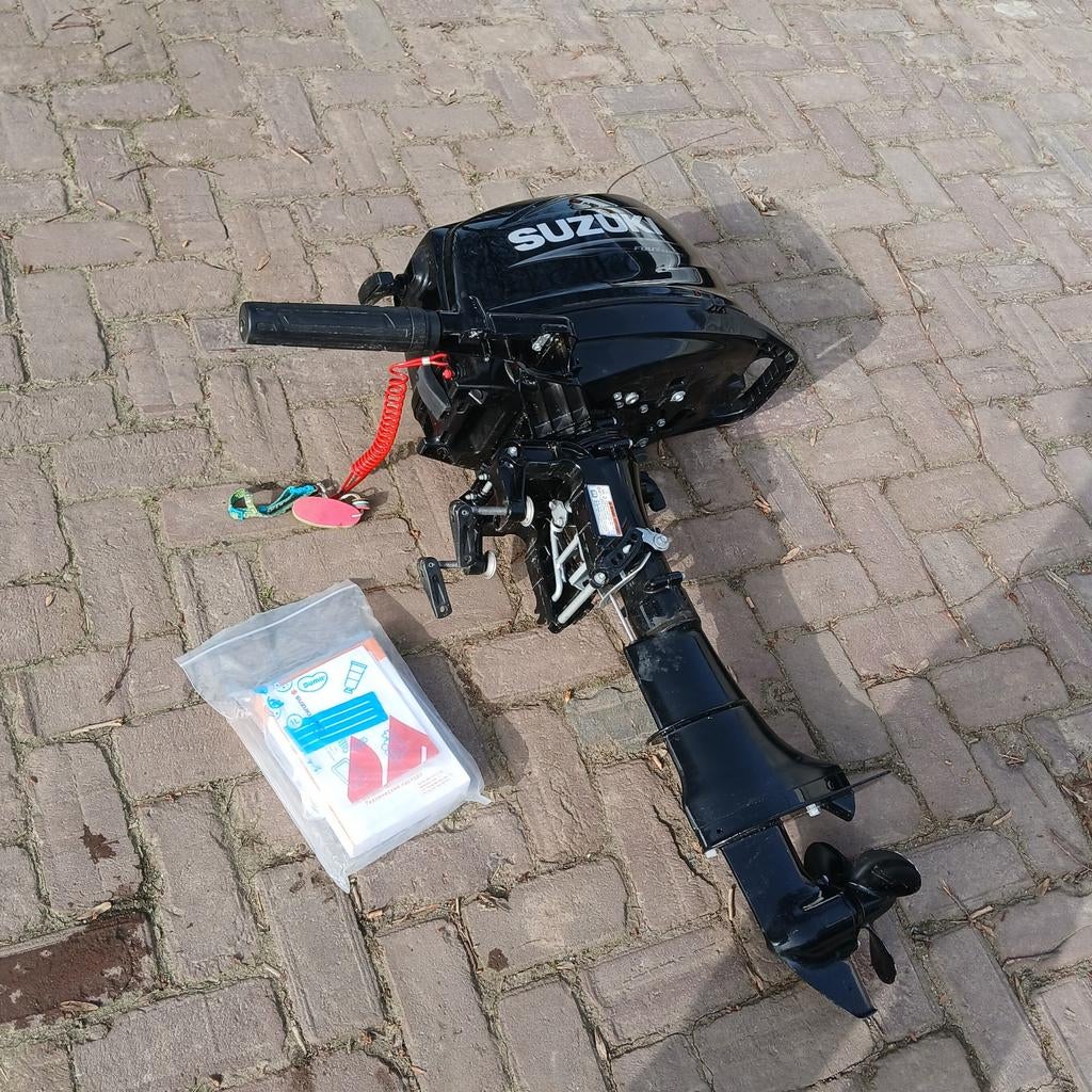 Suzuki buitenboordmotor met motorslot, Watersport en Boten, Ophalen, Minder dan 5 pk, Viertaktmotor, Zo goed als nieuw