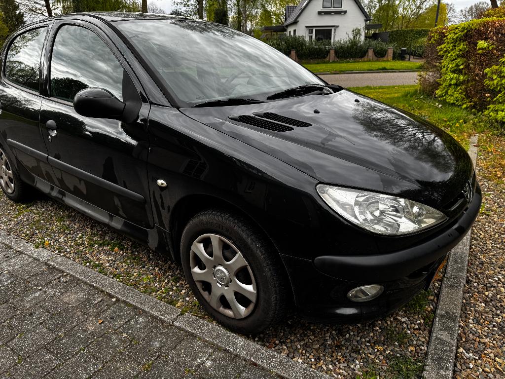 Peugeot 206 Zwart - 2008, Auto's, Voorwielaandrijving, 4 cilinders, Overige bekleding, Zwart