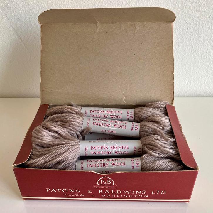 Borduurwol Patons Beehive, kleur 1815, originele doos, Hobby en Vrije tijd, Borduren en Borduurmachines, Nieuw, Borduurgaren of Zijde