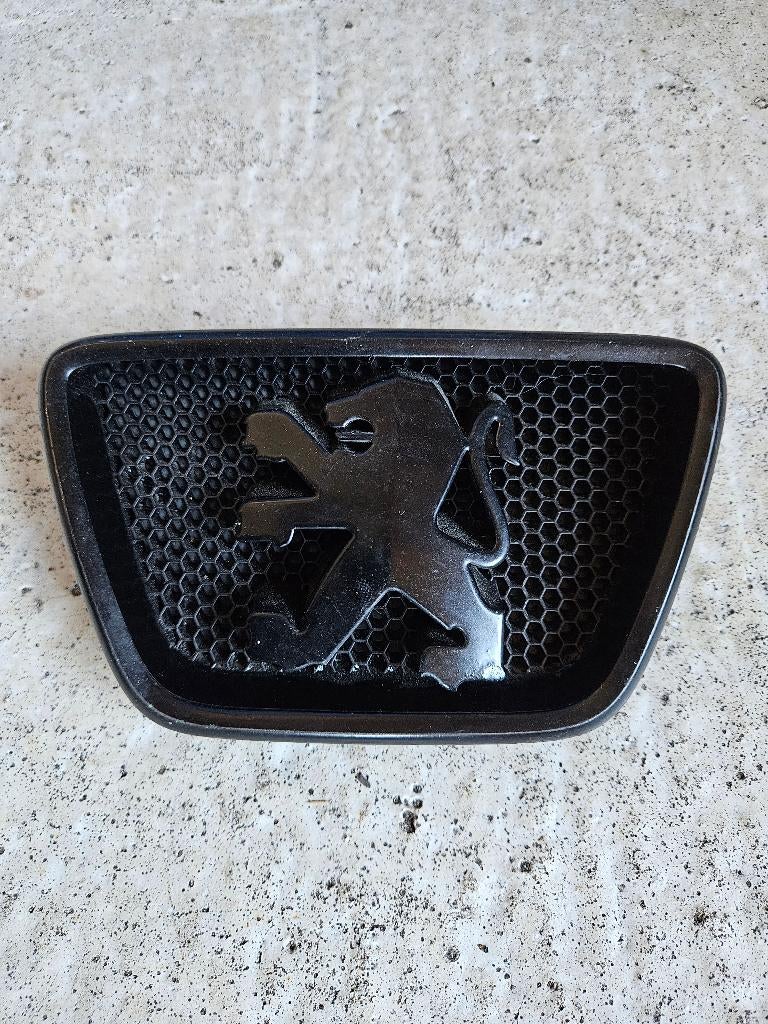 Grille-embleem Peugeot 306, Gebruikt, Voor, Ophalen of Verzenden, Bumper