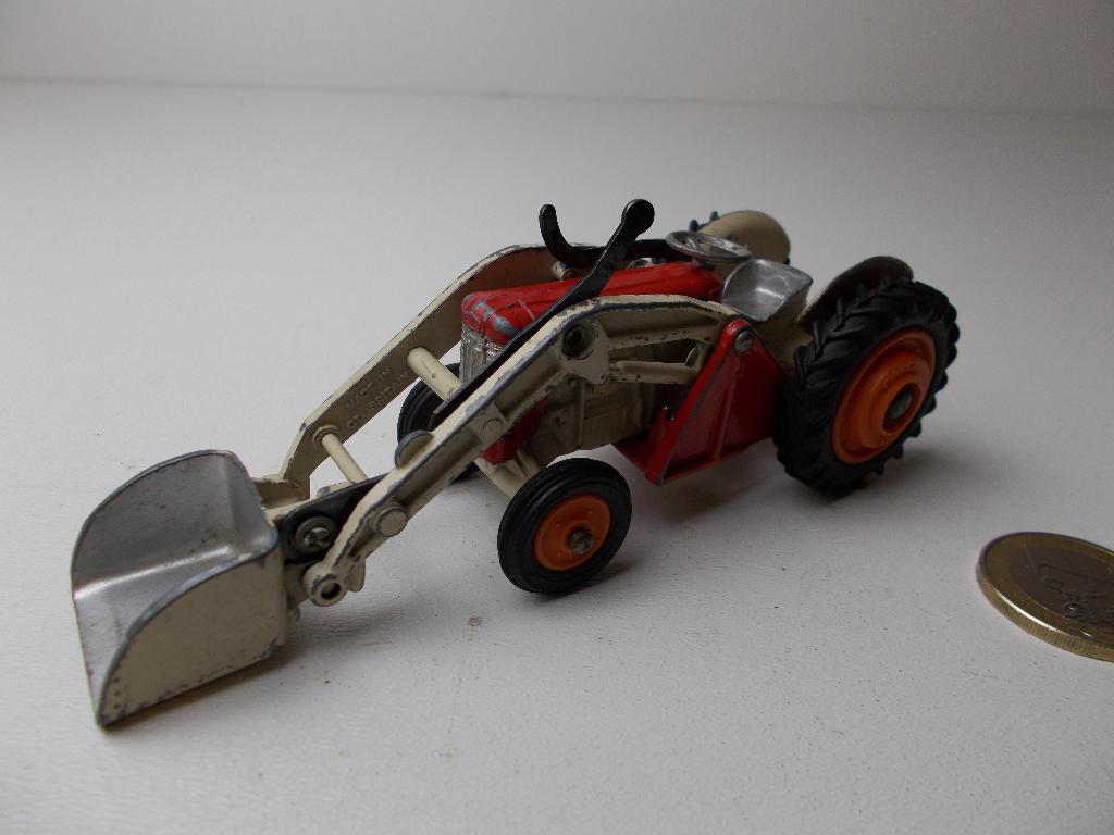 1961 Corgi Toys 53 MASSEY FERGUSON + SHOVEL! (Opknapper), Ophalen of Verzenden, Gebruikt, Tractor of Landbouw, Corgi