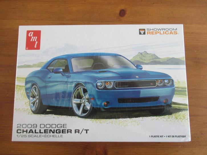 2009 Dodge Challenger R/T  (AMT 1/25), Hobby en Vrije tijd, Modelbouw | Auto's en Voertuigen, Nieuw, Auto, Groter dan 1:32, Overige merken