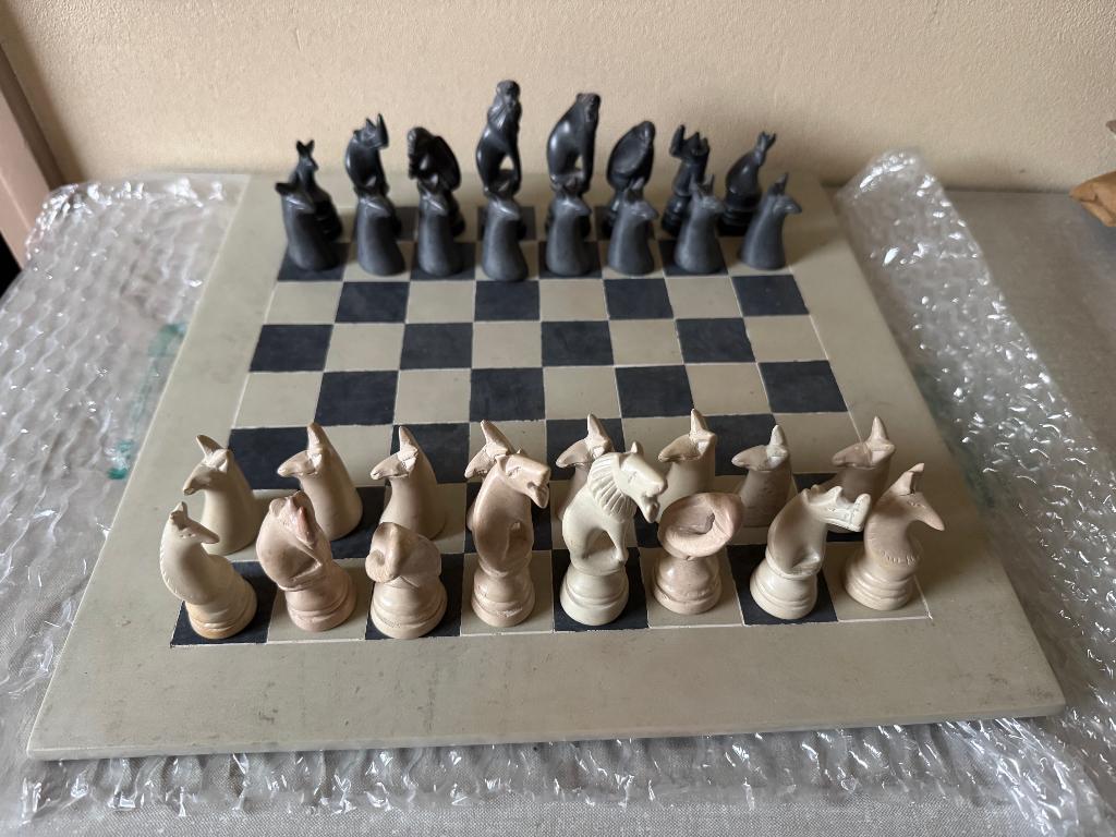 Bijzondere schaakspel dieren komt uit Kenia van speksteen, Hobby en Vrije tijd, Een of twee spelers, Ophalen of Verzenden, Zo goed als nieuw